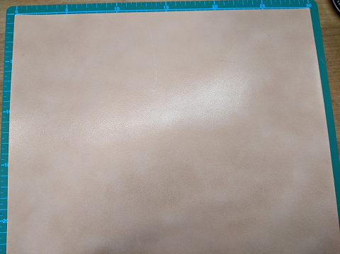 使用する革は栃木レザーのオイルヌメ