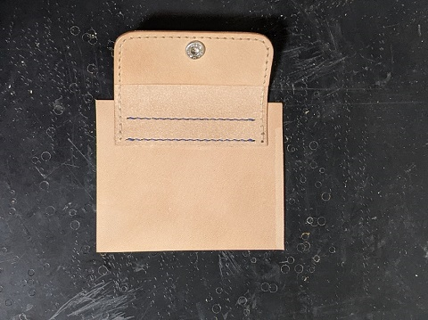 コインポケットのベースにカブセを取り付ける