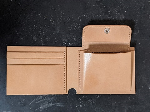 内側ベースにカードポケットとコインポケットを接着