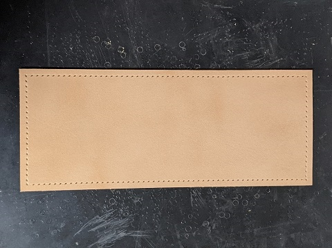 外側の革に縫い穴を開ける