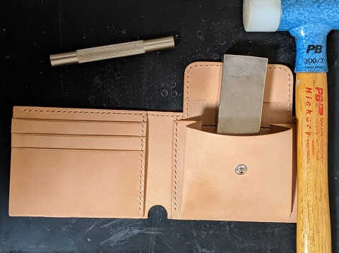 バネホックのダボ側を取り付け